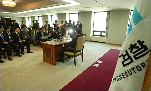 강정구 교수 불구속 수사지휘에 반발해 사표를 제출한 김종빈 검찰총장이 퇴임식을 몇시간 앞둔 17일 오후 서초동 대검찰청사에서 기자간담회를 열어 자신의 입장을 밝혔다. 